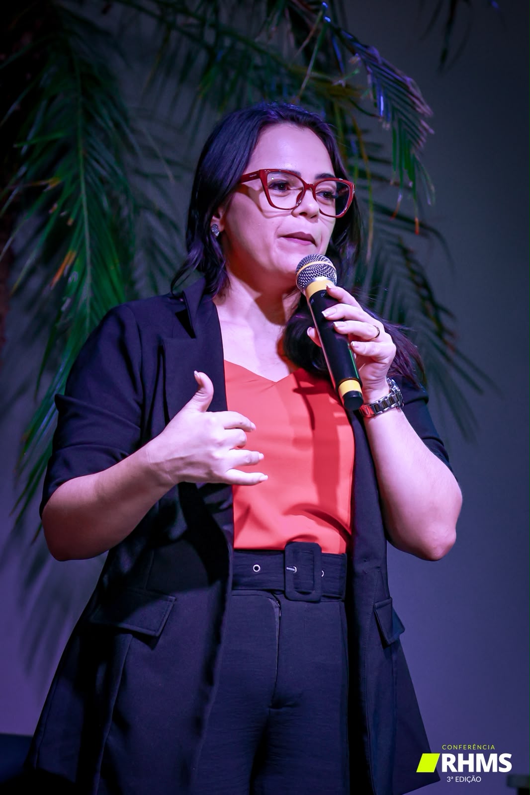 Jéssica Maidana palestrando para plateia corporativa