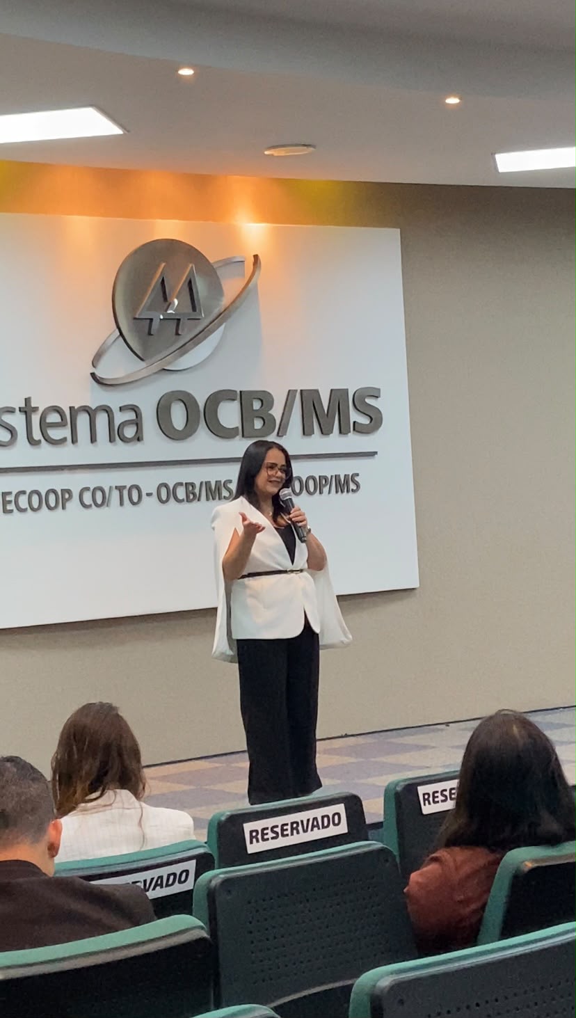 Jéssica Maidana palestrando no Sistema OCB/MS